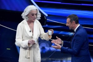 Sanremo 2022, trionfo per la co-conduttrice Drusilla Foer